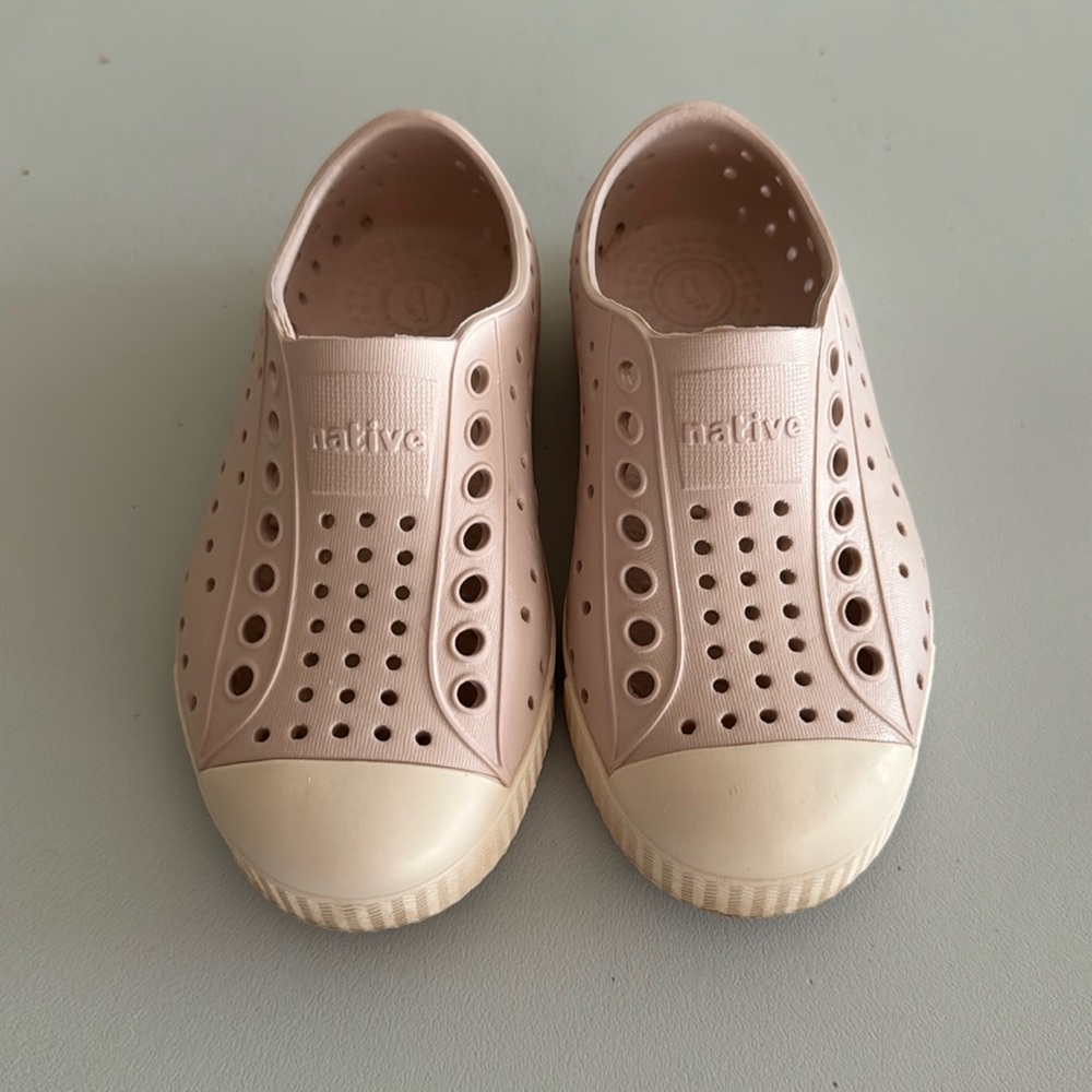 Native shoes size 8 toddler shell pink
